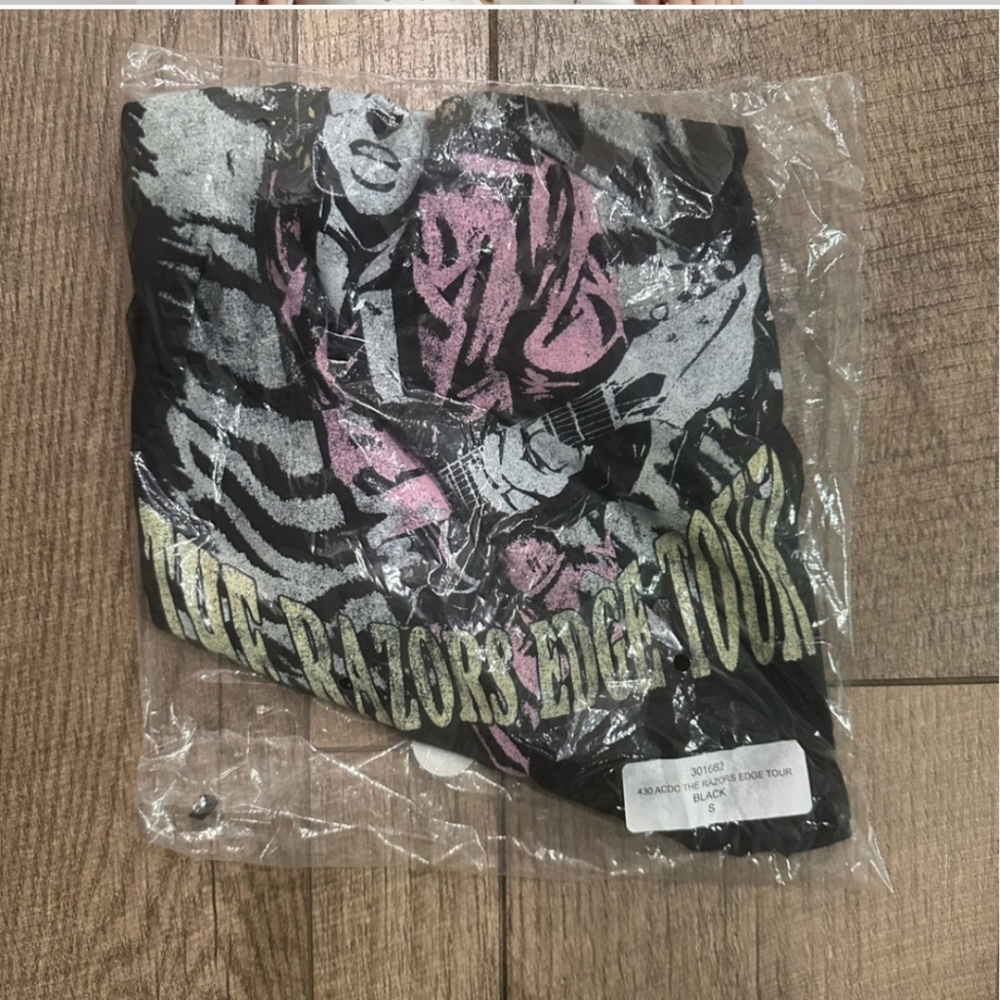 NWT (ARCHIVE) AC/DC The Razors Edge Tour Cold Shoulder Tee - Picture 5 of 5